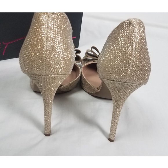 Betsey Johnson Sz. 7.5 Prince Gold Metallic Bow Front Pointed Toe Stiletto - Picture 3 of 7